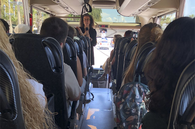 El Innobus Para En El Hospital De Bellvitge En Una Ruta Por